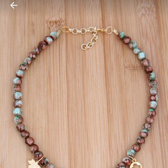 NATURAL STONE VINE LEAF CHARM NECKLACE - Picture 2 of 2